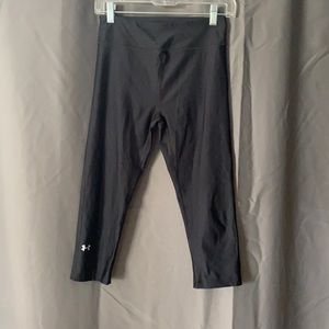 Under Armour compression cropped pants.